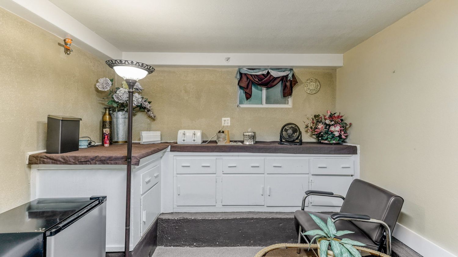 Standalone Commercial Cottage: 2437 Old Eureka Way, Redding, CA 96001